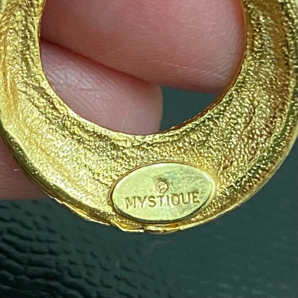 Vintage 80’s MYSTIQUE Shell Swirl Enamel Goldtone Doorknocker Post Earrings - Picture 10 of 10